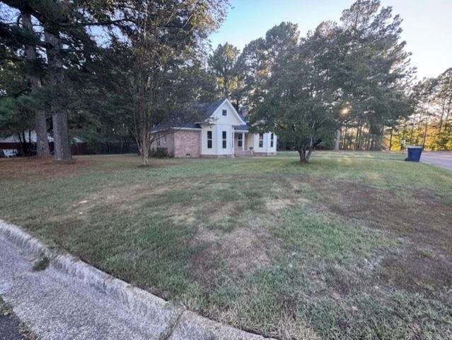 1179 Pinecrest Dr, Camden, AR 71701