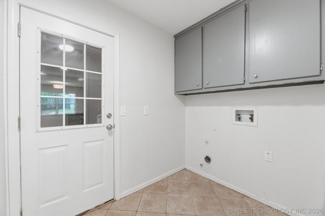 1906 Rolling Hills Drive, Bartlesville, OK 74006