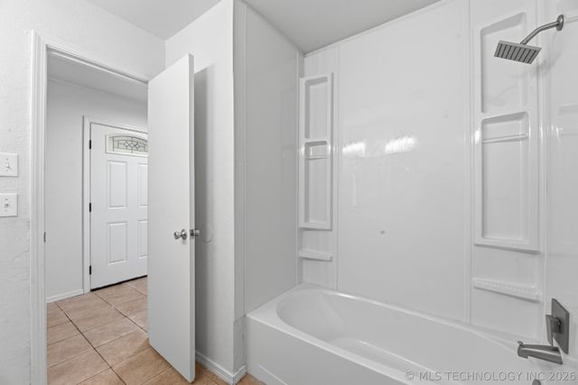1906 Rolling Hills Drive, Bartlesville, OK 74006