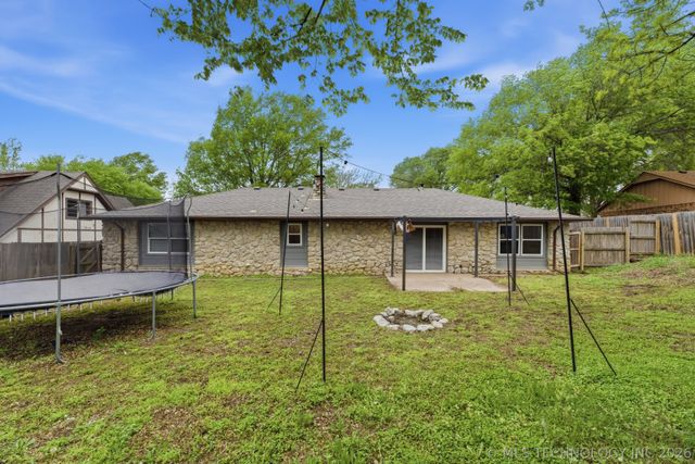 1906 Rolling Hills Drive, Bartlesville, OK 74006