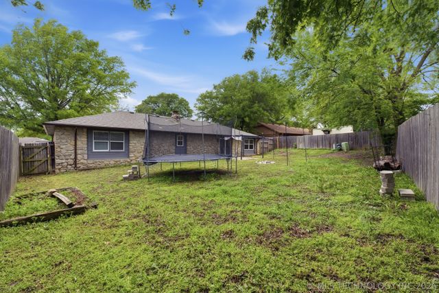 1906 Rolling Hills Drive, Bartlesville, OK 74006