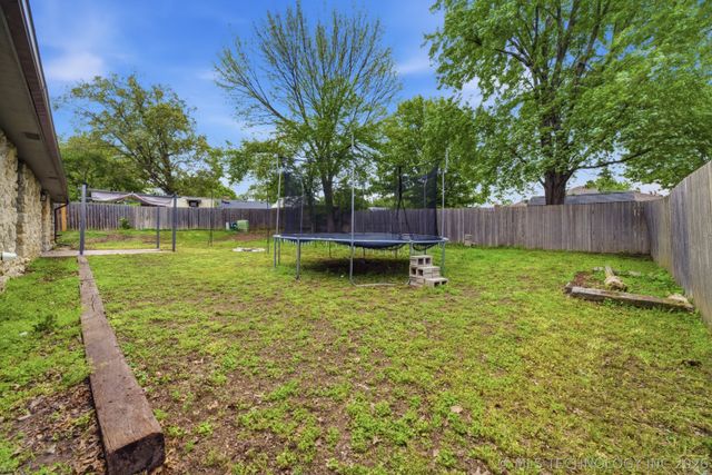 1906 Rolling Hills Drive, Bartlesville, OK 74006