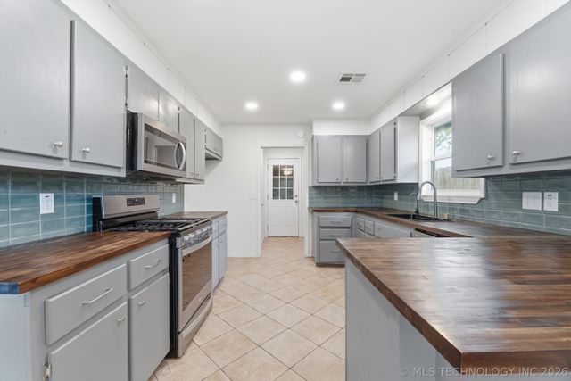 1906 Rolling Hills Drive, Bartlesville, OK 74006