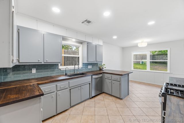1906 Rolling Hills Drive, Bartlesville, OK 74006