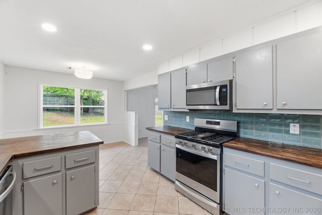 1906 Rolling Hills Drive, Bartlesville, OK 74006