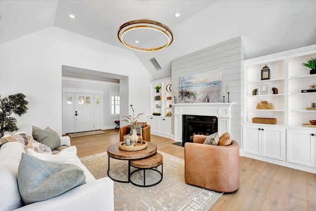 22 Country Club Lane, Mashpee, MA 02649