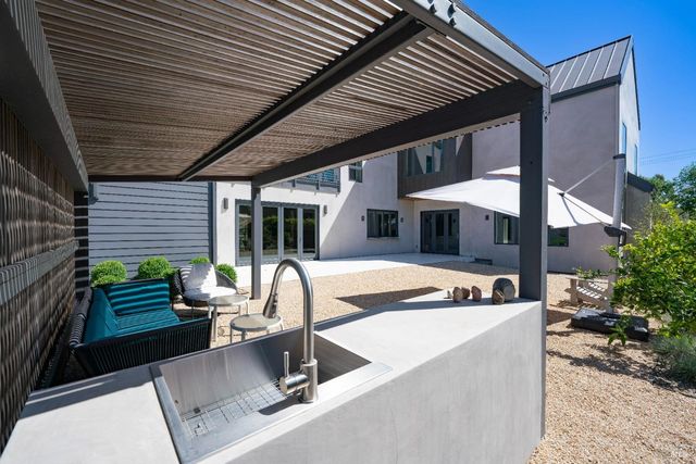 991 Grove St, Healdsburg, CA 95448