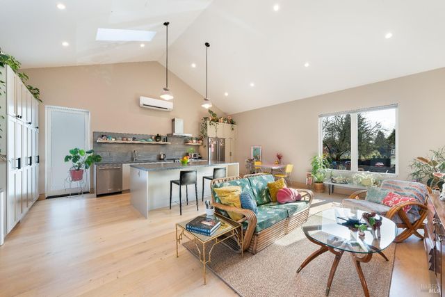 991 Grove St, Healdsburg, CA 95448