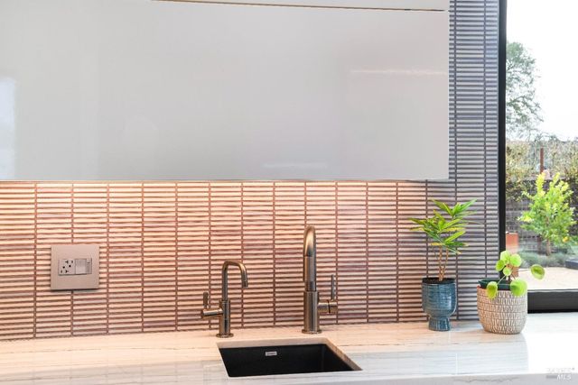 991 Grove St, Healdsburg, CA 95448