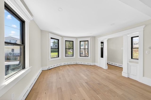 4 Norwell St, Dartmouth, MA 02748