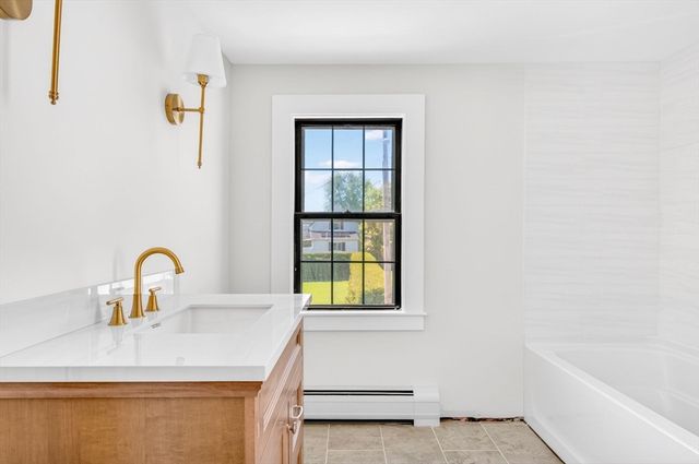 4 Norwell St, Dartmouth, MA 02748