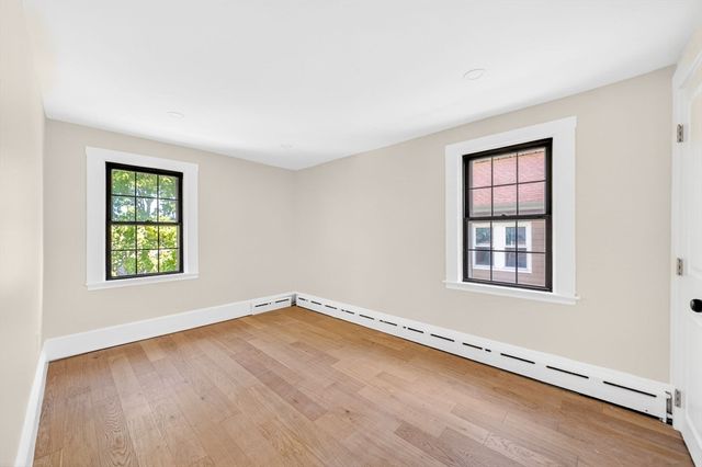 4 Norwell St, Dartmouth, MA 02748