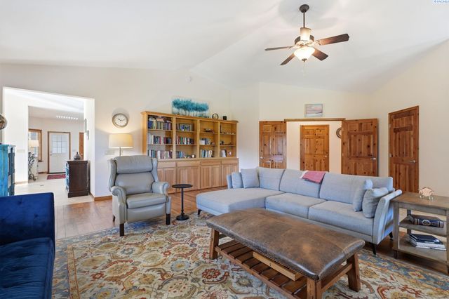 6004 Glenbrook Loop, West Richland, WA 99353