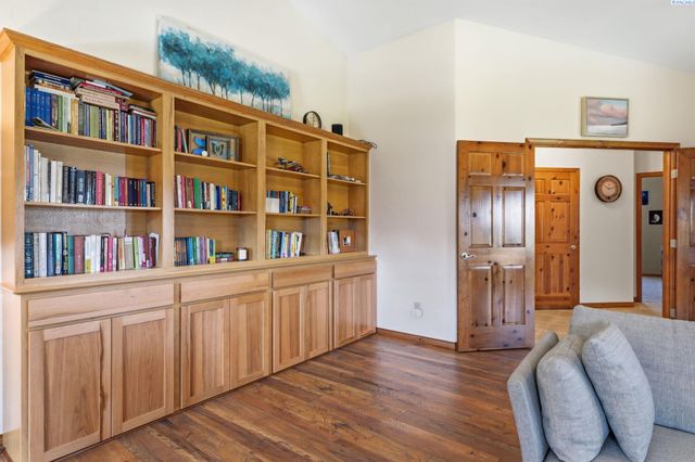 6004 Glenbrook Loop, West Richland, WA 99353