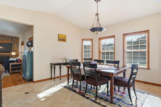 6004 Glenbrook Loop, West Richland, WA 99353