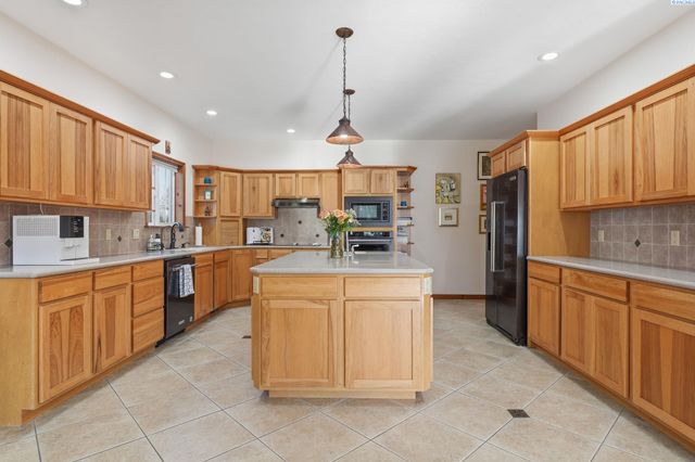 6004 Glenbrook Loop, West Richland, WA 99353
