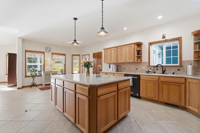6004 Glenbrook Loop, West Richland, WA 99353