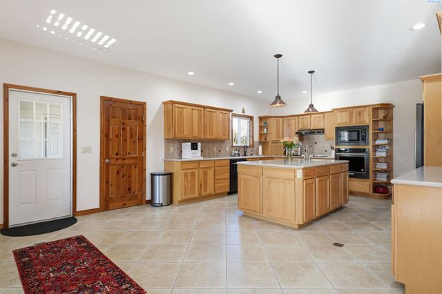 6004 Glenbrook Loop, West Richland, WA 99353