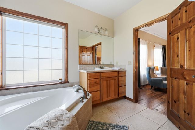 6004 Glenbrook Loop, West Richland, WA 99353