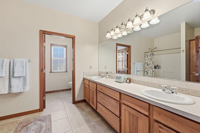 6004 Glenbrook Loop, West Richland, WA 99353