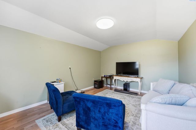 6004 Glenbrook Loop, West Richland, WA 99353