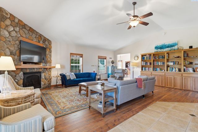 6004 Glenbrook Loop, West Richland, WA 99353