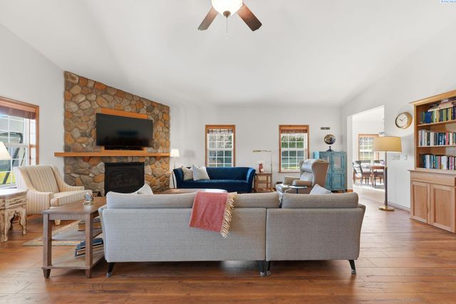 6004 Glenbrook Loop, West Richland, WA 99353