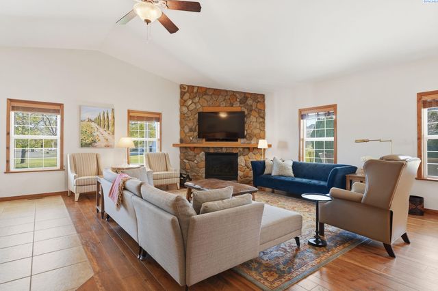 6004 Glenbrook Loop, West Richland, WA 99353