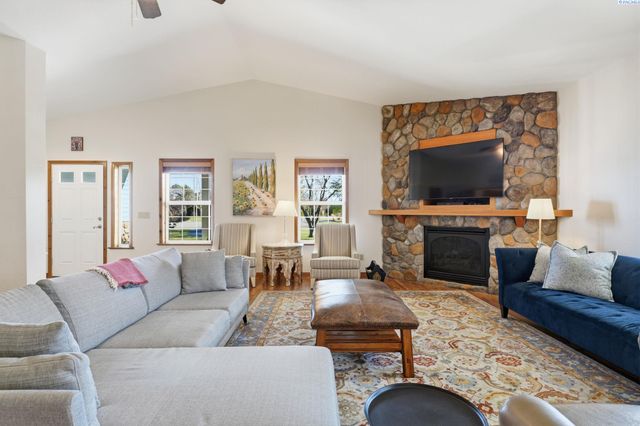 6004 Glenbrook Loop, West Richland, WA 99353