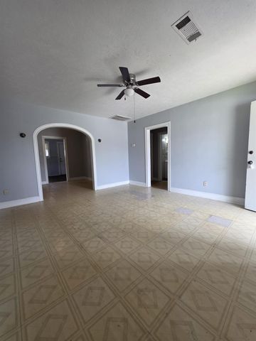 600 E Defee Avenue, Baytown, TX 77520