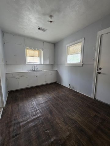 600 E Defee Avenue, Baytown, TX 77520