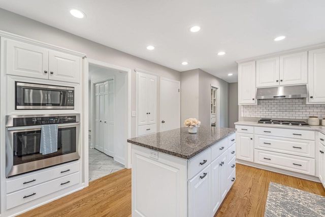 720 W Clovernook LANE, Glendale, WI 53217
