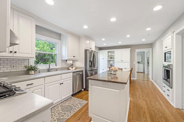 720 W Clovernook LANE, Glendale, WI 53217