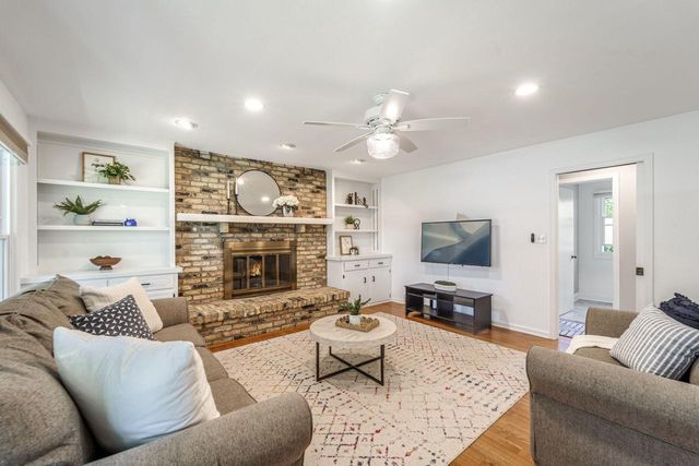 720 W Clovernook LANE, Glendale, WI 53217