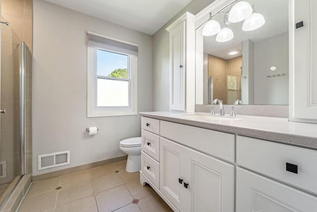 720 W Clovernook LANE, Glendale, WI 53217