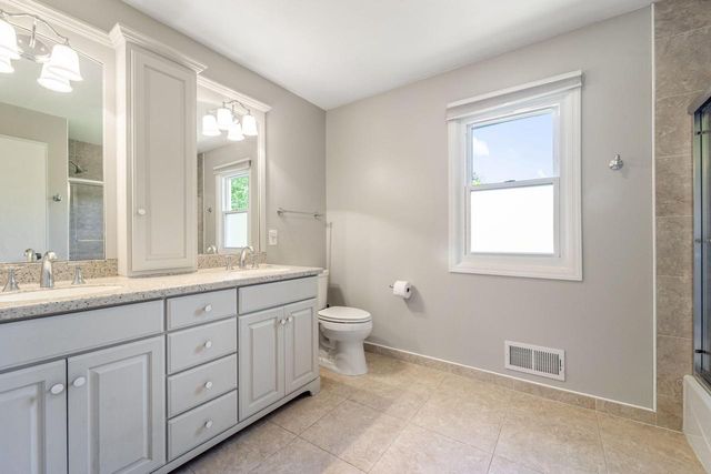 720 W Clovernook LANE, Glendale, WI 53217