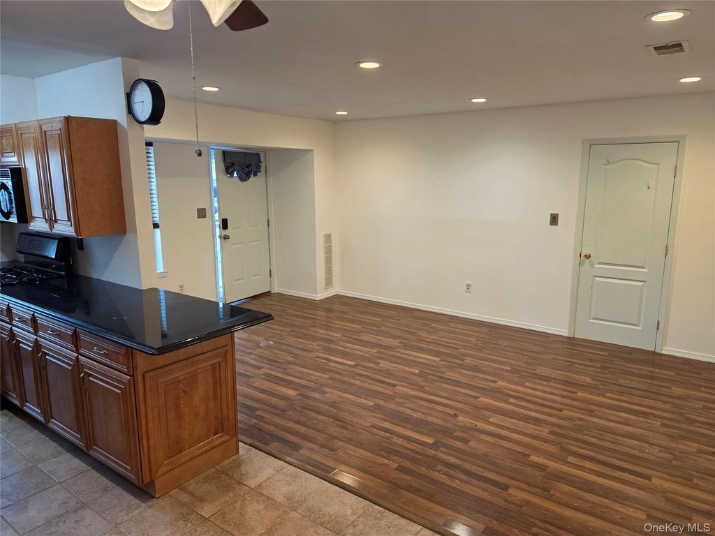7 Idaho Court 7, Coram, NY 11727 — photo 2