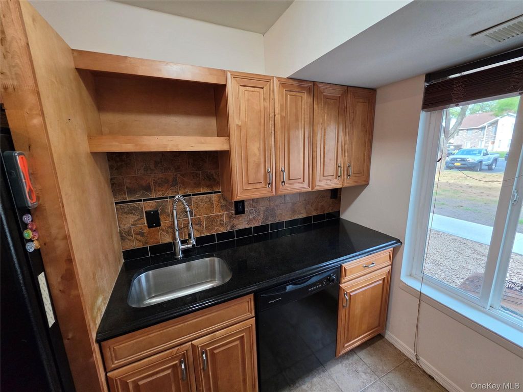 7 Idaho Court 7, Coram, NY 11727 — photo 4