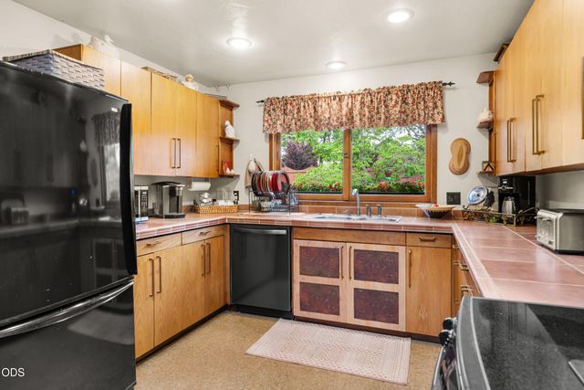 2502 Dellwood, Medford, OR 97504