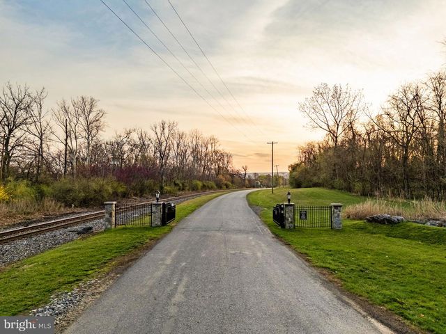 142 LEWIS WASHINGTON DR, Charles Town, WV 25414