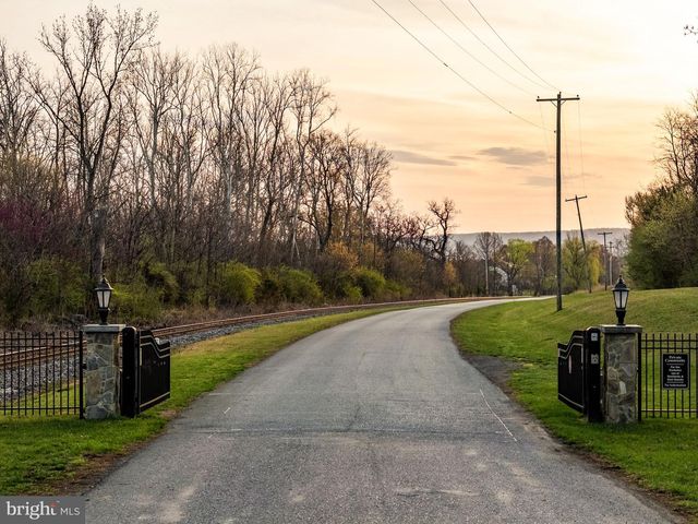 142 LEWIS WASHINGTON DR, Charles Town, WV 25414