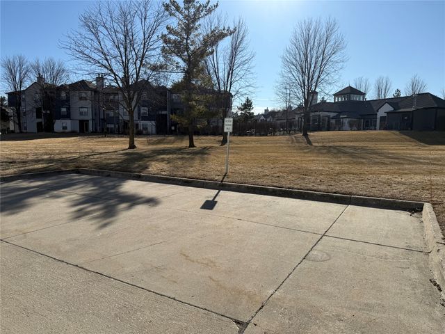 150 S Prairie View Drive 304, West Des Moines, IA 50266