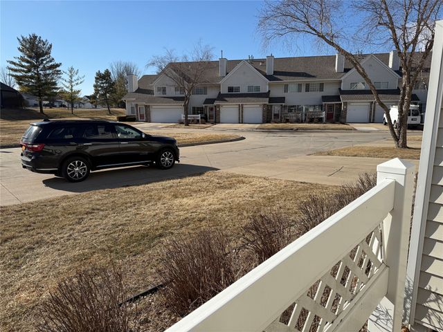 150 S Prairie View Drive 304, West Des Moines, IA 50266