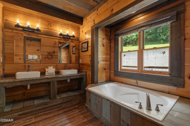 244 Stone Fence Lane, Gatlinburg, TN 37738