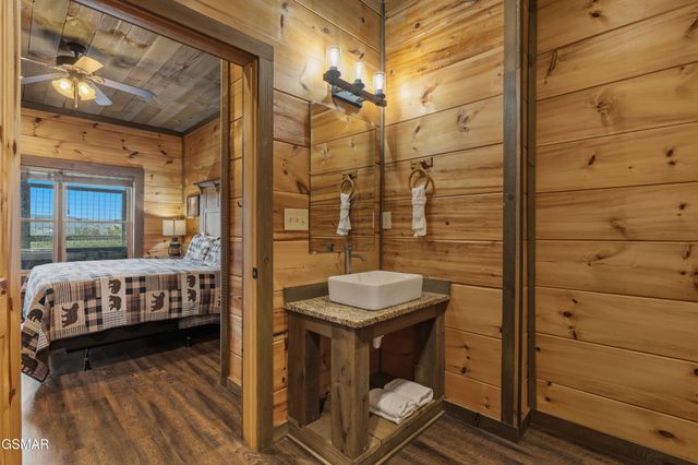 244 Stone Fence Lane, Gatlinburg, TN 37738