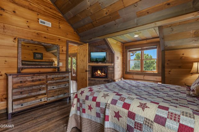 244 Stone Fence Lane, Gatlinburg, TN 37738