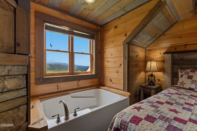 244 Stone Fence Lane, Gatlinburg, TN 37738