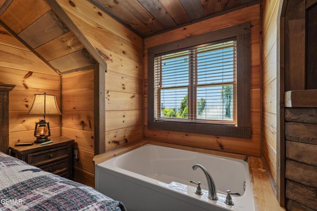 244 Stone Fence Lane, Gatlinburg, TN 37738