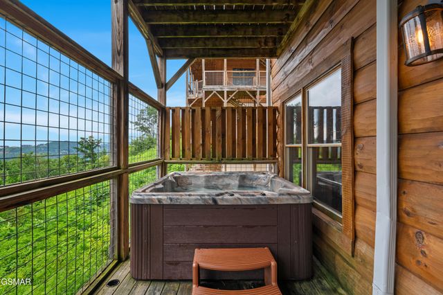 244 Stone Fence Lane, Gatlinburg, TN 37738