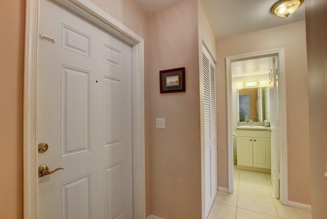 29 COLONIAL CLUB Drive 202, Boynton Beach, FL 33435
